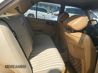 1987 Mercedes-Benz 300 E z VIN WDBEA30D4HA511061, wystawiony jako Copart lot #70599034 z przebiegiem 174 733 mil mil oraz Nie do naprawy • Non repairable. Historia ofert i sprzedaży dostępna na DreamBid. Obrazek 10.