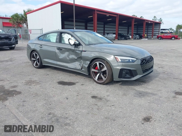 2023 Audi A5 Sportback S line Premium Plus z VIN WAUFACF56PA038023, wystawiony jako IAAI lot #42074137 z przebiegiem 15 998 mil mil oraz . Historia ofert i sprzedaży dostępna na DreamBid. Obrazek 1.