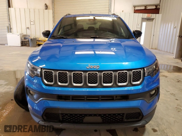 2023 Jeep Compass Latitude with VIN 3C4NJDBN0PT551447, listed as a Copart auction lot 47963485 with 21,503 mi miles and Clean Title. Bid and sale history available at DreamBid. Image 5.