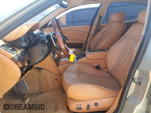 2005 Maserati Quattroporte z VIN ZAMCE39A650019263, wystawiony jako Copart lot #48780445 z przebiegiem Nie podano mil oraz Czysty tytuł • Clean title. Historia ofert i sprzedaży dostępna na DreamBid. Obrazek 7.