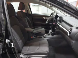2024 Kia Forte LXS z VIN 3KPF24ADXRE831698, wystawiony jako IAAI lot #41337698 z przebiegiem 1 843 mil mil oraz . Historia ofert i sprzedaży dostępna na DreamBid. Obrazek 5.