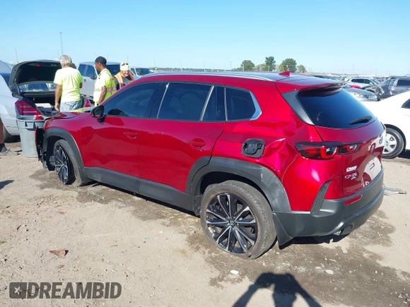 2024 Mazda CX-50 S Premium Plus z VIN 7MMVABEM0RN171504, wystawiony jako IAAI lot #40501944 z przebiegiem 6 671 mil mil oraz . Historia ofert i sprzedaży dostępna na DreamBid. Obrazek 3.