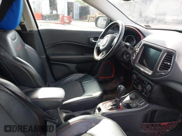 2020 Jeep Compass Trailhawk z VIN 3C4NJDDB7LT195317, wystawiony jako IAAI lot #42325122 z przebiegiem 97 858 mil mil oraz . Historia ofert i sprzedaży dostępna na DreamBid. Obrazek 5.