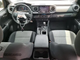 2021 Toyota Tacoma SR5 z VIN 5TFAZ5CN2MX099562, wystawiony jako Copart lot #59329335 z przebiegiem 23 570 mil mil oraz Czysty tytuł • Clean title. Historia ofert i sprzedaży dostępna na DreamBid. Obrazek 8.