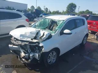 2015 Chevrolet Sonic LT z VIN 1G1JC6SB8F4201796, wystawiony jako IAAI lot #42801612 z przebiegiem 209 607 mil mil oraz . Historia ofert i sprzedaży dostępna na DreamBid. Obrazek 2.