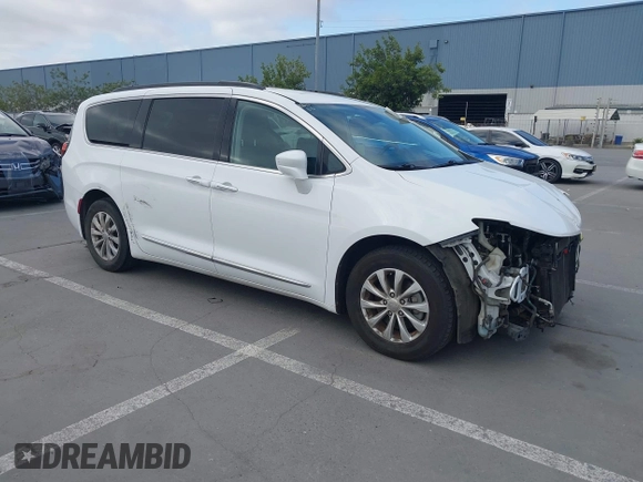 2017 Chrysler Pacifica Touring L z VIN 2C4RC1BG0HR533823, wystawiony jako IAAI lot #42194457 z przebiegiem 163 709 mil mil oraz . Historia ofert i sprzedaży dostępna na DreamBid. Obrazek 1.