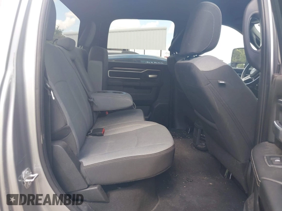 2024 Ram 2500 Big Horn z VIN 3C6UR5DL1RG336569, wystawiony jako IAAI lot #42595091 z przebiegiem 30 453 mil mil oraz . Historia ofert i sprzedaży dostępna na DreamBid. Obrazek 8.