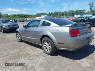 2009 Ford Mustang GT z VIN 1ZVHT82H295123520, wystawiony jako IAAI lot #42313485 z przebiegiem 153 069 mil mil oraz . Historia ofert i sprzedaży dostępna na DreamBid. Obrazek 3.