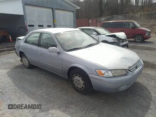 1997 Toyota Camry LE z VIN 4T1BG22K8VU108750, wystawiony jako IAAI lot #41706625 z przebiegiem 296 386 mil mil oraz . Historia ofert i sprzedaży dostępna na DreamBid. Obrazek 1.
