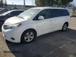 2012 Toyota Sienna LE AAS с VIN 5TDKK3DC3CS226348, выставлен на аукционе Copart как лот 53534385 с пробегом 77 848 миль миль и Списание • Salvage title. История ставок и продаж доступна на DreamBid. Изображение 1.