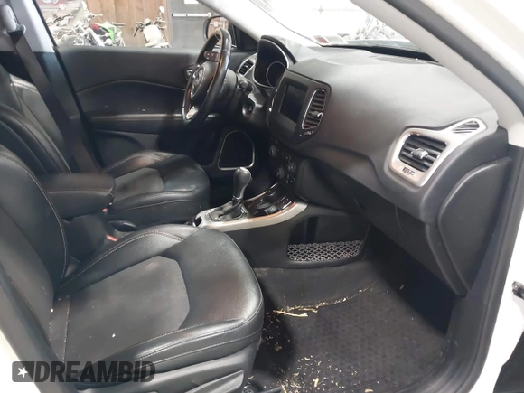 2020 Jeep Compass Latitude z VIN 3C4NJDBB4LT132288, wystawiony jako IAAI lot #42113669 z przebiegiem 57 312 mil mil oraz . Historia ofert i sprzedaży dostępna na DreamBid. Obrazek 5.