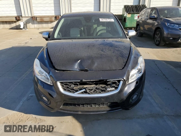 2013 Volvo C30 T5 z VIN YV1672MK5D2309013, wystawiony jako Copart lot #58766754 z przebiegiem 106 960 mil mil oraz Szkody całkowita. Historia ofert i sprzedaży dostępna na DreamBid. Obrazek 5.