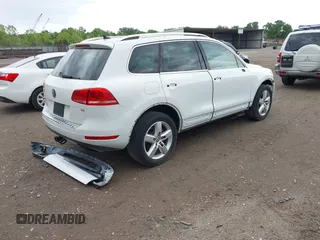 2013 Volkswagen Touareg Exec z VIN WVGEF9BP5DD005322, wystawiony jako IAAI lot #42146276 z przebiegiem 154 498 mil mil oraz . Historia ofert i sprzedaży dostępna na DreamBid. Obrazek 4.