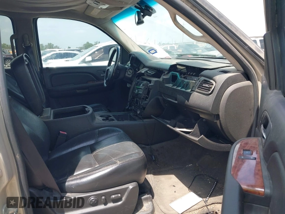 2007 Chevrolet Suburban LTZ with VIN 3GNFC16077G143345, listed as a IAAI auction lot 42073956 with Not Provided miles. Bid and sale history available at carsss.com. Image 5.