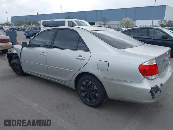 2005 Toyota Camry STD z VIN 4T1BE32K95U610596, wystawiony jako IAAI lot #41908876 z przebiegiem 249 640 mil mil oraz . Historia ofert i sprzedaży dostępna na DreamBid. Obrazek 3.