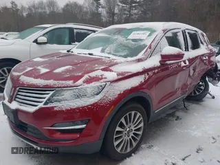 2017 Lincoln MKC Reserve z VIN 5LMCJ3D98HUL35184, wystawiony jako IAAI lot #41482306 z przebiegiem 86 794 mil mil oraz . Historia ofert i sprzedaży dostępna na DreamBid. Obrazek 17.