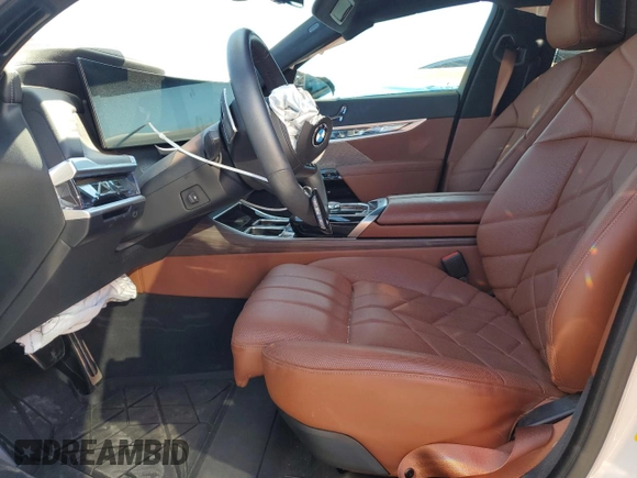 2023 BMW 7 Series 740i z VIN WBA23EH05PCN58157, wystawiony jako Copart lot #49460585 z przebiegiem Nie podano mil oraz Szkoda całkowita • Salvage title. Historia ofert i sprzedaży dostępna na DreamBid. Obrazek 7.