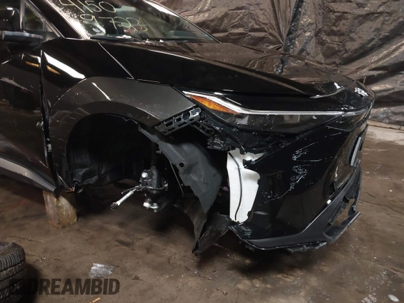 2024 Toyota bZ4X XLE z VIN JTMAAAAA3RA043494, wystawiony jako IAAI lot #41509723 z przebiegiem 5 279 mil mil oraz . Historia ofert i sprzedaży dostępna na DreamBid. Obrazek 6.