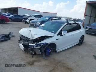 2024 Volkswagen Golf z VIN WVWEB7CD3RW120585, wystawiony jako IAAI lot #41885117 z przebiegiem Nie podano mil oraz . Historia ofert i sprzedaży dostępna na DreamBid. Obrazek 2.