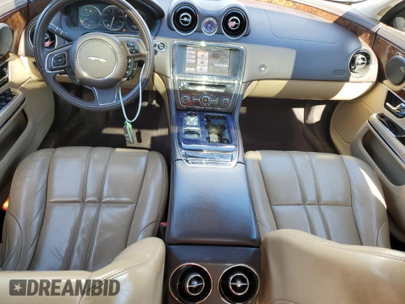 2013 Jaguar XJ z VIN SAJWJ1CD3D8V48059, wystawiony jako Copart lot #88537745 z przebiegiem 139 706 mil mil oraz Szkoda całkowita • Salvage title. Historia ofert i sprzedaży dostępna na DreamBid. Obrazek 8.