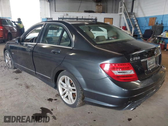 2012 Mercedes-Benz C 250 Sport z VIN WDDGF4HBXCR202148, wystawiony jako IAAI lot #42331234 z przebiegiem 98 116 mil mil oraz . Historia ofert i sprzedaży dostępna na DreamBid. Obrazek 3.