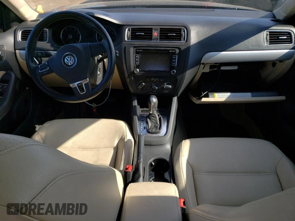 2013 Volkswagen Jetta SE z VIN 3VWDP7AJ4DM450800, wystawiony jako Copart lot #56277505 z przebiegiem Nie podano mil oraz Czysty tytuł • Clean title. Historia ofert i sprzedaży dostępna na DreamBid. Obrazek 8.