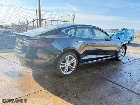 2013 Tesla Model S with VIN 5YJSA1BC5DFP10893, listed as a Copart auction lot 72544224 with 81,931 mi miles and Clean Title. Bid and sale history available at carsss.com. Image 4.