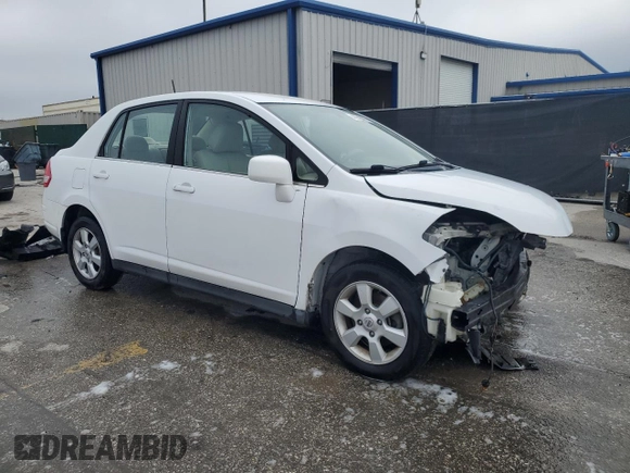 2009 Nissan Versa S z VIN 3N1BC11E09L352045, wystawiony jako Copart lot #46843955 z przebiegiem 170 741 mil mil oraz Szkoda całkowita • Salvage title. Historia ofert i sprzedaży dostępna na DreamBid. Obrazek 4.