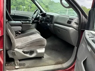 2002 Ford F-350 XL z VIN 1FTWW33F92EA76011, wystawiony jako Copart lot #59820745 z przebiegiem 442 139 mil mil oraz Czysty tytuł • Clean title. Historia ofert i sprzedaży dostępna na DreamBid. Obrazek 5.