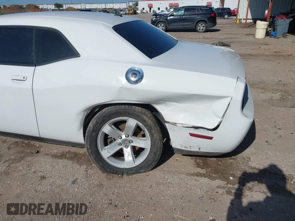 2013 Dodge Challenger SXT z VIN 2C3CDYAG7DH540656, wystawiony jako IAAI lot #41968868 z przebiegiem 110 907 mil mil oraz . Historia ofert i sprzedaży dostępna na DreamBid. Obrazek 6.