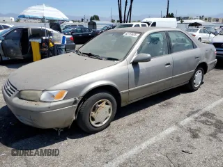 1999 Toyota Camry LE z VIN 4T1BG22K5XU397511, wystawiony jako Copart lot #62753635 z przebiegiem Nie podano mil oraz Czysty tytuł • Clean title. Historia ofert i sprzedaży dostępna na DreamBid. Obrazek 1.