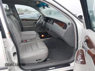 1999 Lincoln Town Car Signature z VIN 1LNFM82W0XY603679, wystawiony jako IAAI lot #41871509 z przebiegiem 109 638 mil mil oraz . Historia ofert i sprzedaży dostępna na DreamBid. Obrazek 5.