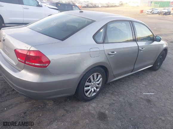 2014 Volkswagen Passat Wolfsburg Ed with VIN 1VWAS7A37EC049487, listed as a IAAI auction lot 41900896 with 159,033 mi miles. Bid and sale history available at carsss.com. Image 4.