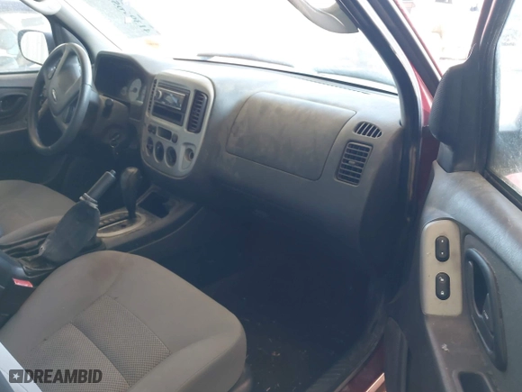 2005 Ford Escape XLT with VIN 1FMCU03155KC43333, listed as a IAAI auction lot 41391655 with 217,211 mi miles. Bid and sale history available at carsss.com. Image 5.