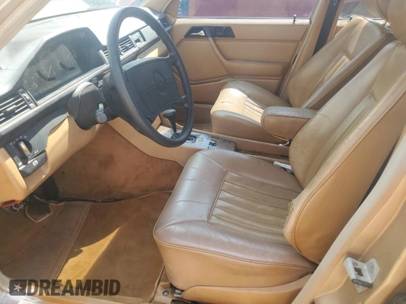1987 Mercedes-Benz 300 E z VIN WDBEA30D4HA511061, wystawiony jako Copart lot #70599034 z przebiegiem 174 733 mil mil oraz Nie do naprawy • Non repairable. Historia ofert i sprzedaży dostępna na DreamBid. Obrazek 7.