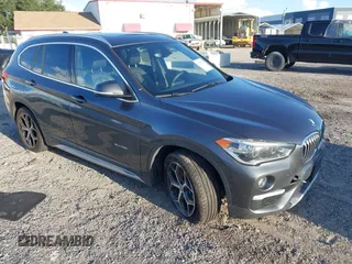 2016 BMW X1 xDrive28i z VIN WBXHT3C30GP886097, wystawiony jako IAAI lot #42218945 z przebiegiem 149 622 mil mil oraz . Historia ofert i sprzedaży dostępna na DreamBid. Obrazek 1.