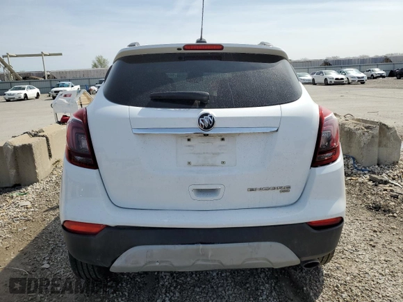 2020 Buick Encore Essence z VIN KL4CJGSBXLB061229, wystawiony jako Copart lot #50300925 z przebiegiem 71 175 mil mil oraz Szkody całkowita. Historia ofert i sprzedaży dostępna na DreamBid. Obrazek 6.