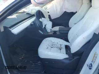 2023 Tesla Model Y Long Range z VIN 7SAYGAEE1PF810888, wystawiony jako Copart lot #88991735 z przebiegiem Nie podano mil oraz Nie do naprawy • Non repairable. Historia ofert i sprzedaży dostępna na DreamBid. Obrazek 7.