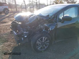 2024 Nissan Versa SV z VIN 3N1CN8EV7RL866542, wystawiony jako IAAI lot #41331827 z przebiegiem 907 mil mil oraz . Historia ofert i sprzedaży dostępna na DreamBid. Obrazek 6.