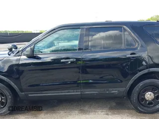 2018 Ford Police Interceptor Utility z VIN 1FM5K8AR4JGB93026, wystawiony jako IAAI lot #41975110 z przebiegiem 104 386 mil mil oraz . Historia ofert i sprzedaży dostępna na DreamBid. Obrazek 15.