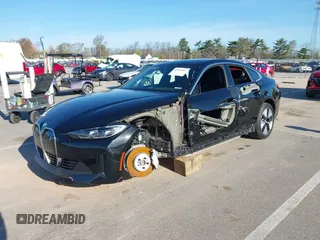 2024 BMW i4 xDrive40 z VIN WBY83FB05RFS69775, wystawiony jako IAAI lot #42079067 z przebiegiem 4 607 mil mil oraz . Historia ofert i sprzedaży dostępna na DreamBid. Obrazek 19.