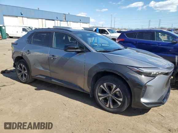 2024 Toyota bZ4X XLE z VIN JTMAAAAA8RA039330, wystawiony jako Copart lot #53122265 z przebiegiem 30 866 mil mil oraz Czysty tytuł • Clean title. Historia ofert i sprzedaży dostępna na DreamBid. Obrazek 4.