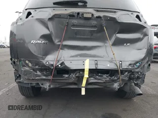 2017 Toyota RAV4 LE z VIN JTMZFREVXHJ107299, wystawiony jako IAAI lot #42422033 z przebiegiem 56 687 mil mil oraz . Historia ofert i sprzedaży dostępna na DreamBid. Obrazek 6.