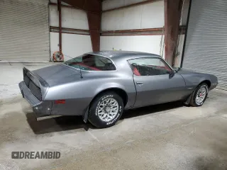 1981 Pontiac Firebird z VIN 1G2AS87A4BN117926, wystawiony jako Copart lot #49288185 z przebiegiem 54 759 mil mil oraz Tytuł czysty. Historia ofert i sprzedaży dostępna na DreamBid. Obrazek 3.