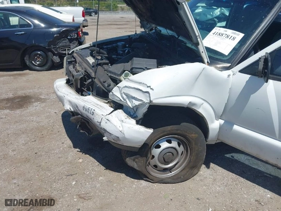 2000 GMC Sonoma SLS with VIN 1GTDT19W4YK230095, listed as a IAAI auction lot 41887818 with 232,455 mi miles. Bid and sale history available at carsss.com. Image 6.