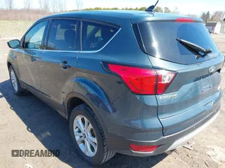 2019 Ford Escape SE z VIN 1FMCU9GDXKUC06609, wystawiony jako IAAI lot #42061974 z przebiegiem 148 064 mil mil oraz . Historia ofert i sprzedaży dostępna na DreamBid. Obrazek 3.