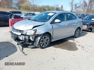 2018 Chevrolet Sonic LT z VIN 1G1JD5SG6J4132523, wystawiony jako IAAI lot #41918454 z przebiegiem 59 332 mil mil oraz . Historia ofert i sprzedaży dostępna na DreamBid. Obrazek 2.