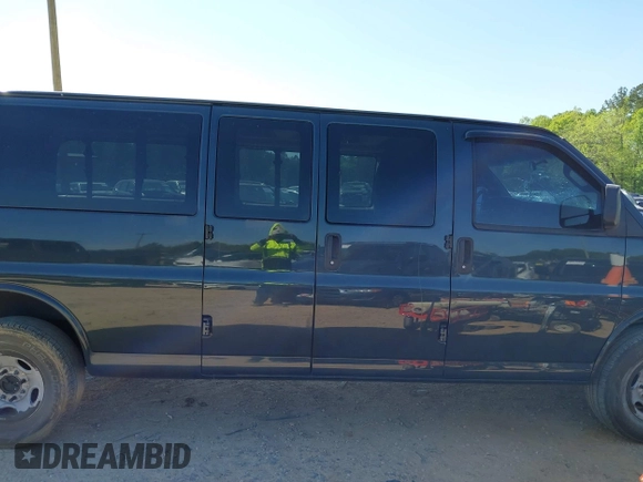 2017 Chevrolet Express Passenger LT z VIN 1GAZGPFGXH1166220, wystawiony jako IAAI lot #42018697 z przebiegiem 206 940 mil mil oraz . Historia ofert i sprzedaży dostępna na DreamBid. Obrazek 13.