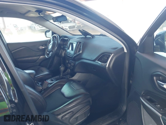 2019 Jeep Cherokee Latitude Plus z VIN 1C4PJLLB2KD420090, wystawiony jako IAAI lot #42094704 z przebiegiem 81 545 mil mil oraz . Historia ofert i sprzedaży dostępna na DreamBid. Obrazek 5.