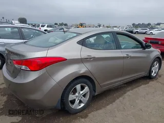 2013 Hyundai Elantra GLS z VIN 5NPDH4AE4DH424348, wystawiony jako IAAI lot #42472170 z przebiegiem 116 574 mil mil oraz . Historia ofert i sprzedaży dostępna na DreamBid. Obrazek 6.